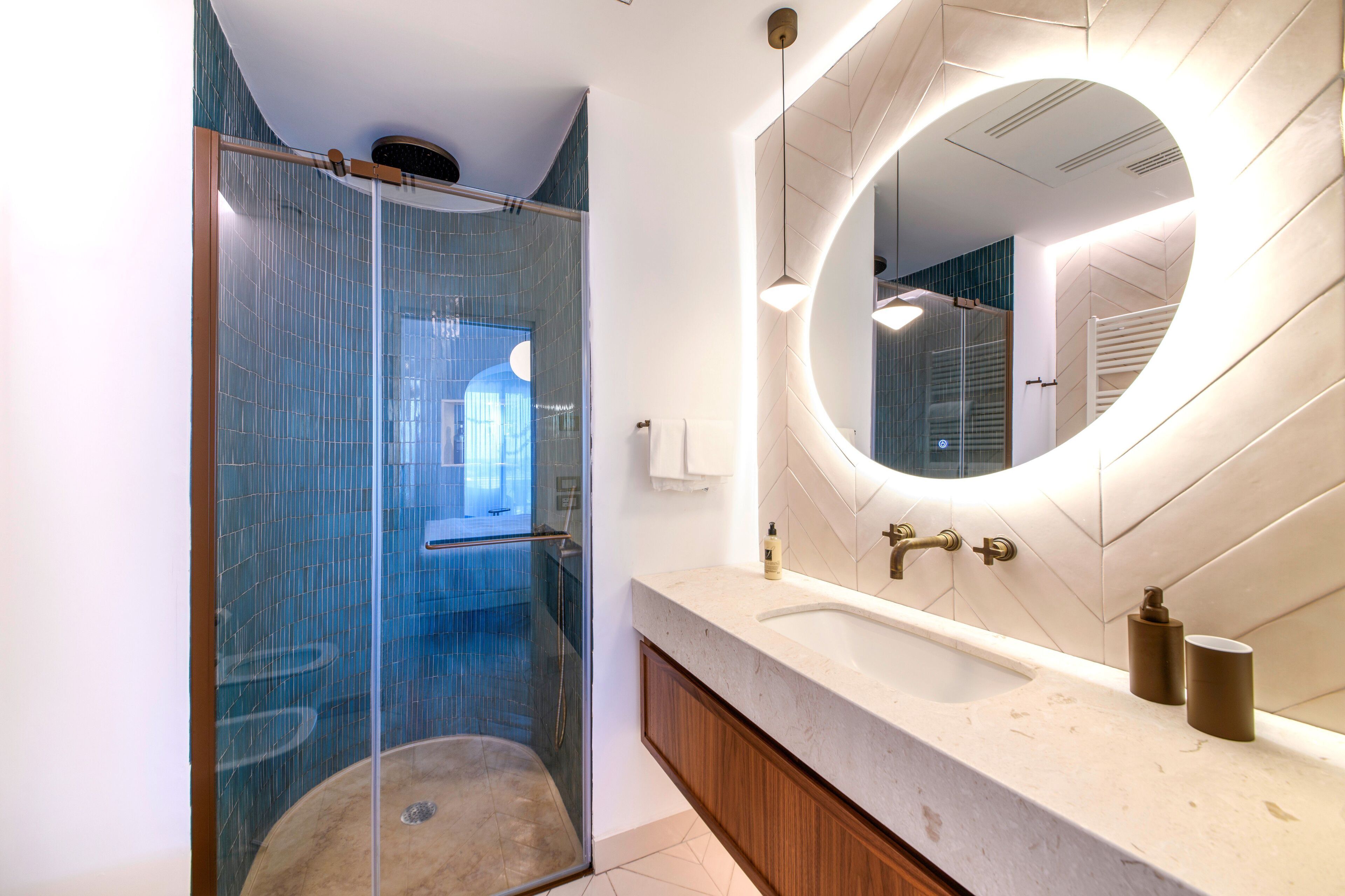 Secador de pelo y toallas