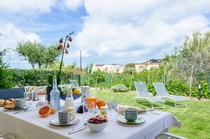 Outdoor dining - TWO ROOMS SEA VIEW APARTMENT (FORIO)