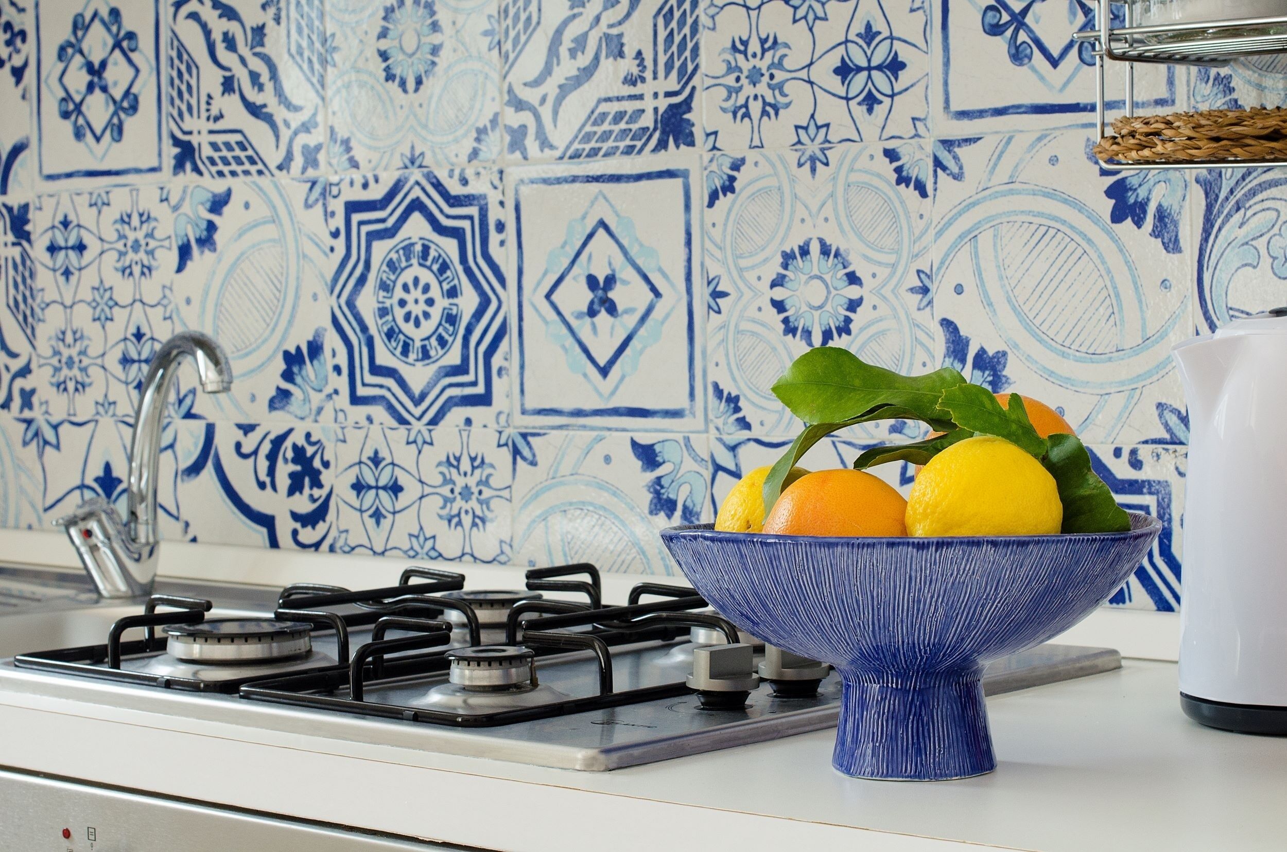 Kjøleskap, ovn, kaffetrakter/tekoker og kjøkkenutstyr