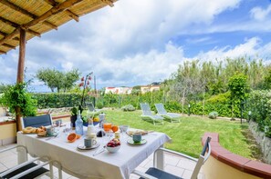 Outdoor dining - TWO ROOMS SEA VIEW APARTMENT (FORIO)