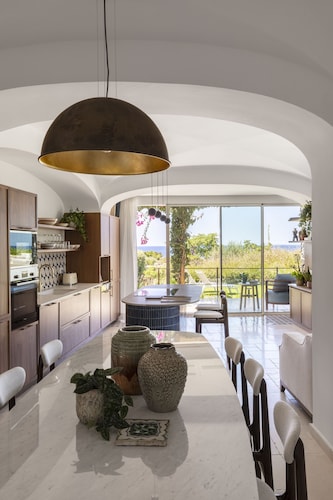 Big three bedrooms Villa on the ocean with exclusive garden and infinity pool