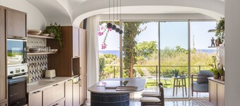 Big three bedrooms Villa on the ocean with exclusive garden and infinity pool