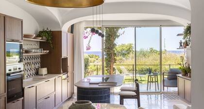 Big three bedrooms Villa on the ocean with exclusive garden and infinity pool