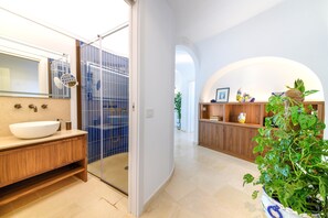 Een haardroger, een bidet, handdoeken