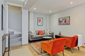 TV, offices - 2 Bedroom Mews House, Marble Arch (London)