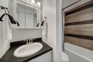 Kombinert dusj/badekar, hårføner og håndklær