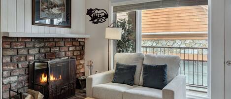 Televisión y chimenea