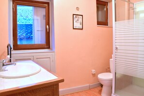 Shower, towels - Natalene House (blesle)