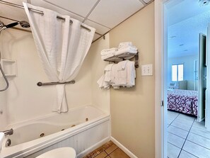 Combined shower/bathtub, towels - Casa Blanca 313 - Budget Friendly Studio! Sleeps 5 (Panama City Beach)