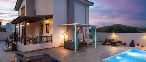 Piscine extérieure, chaises longues