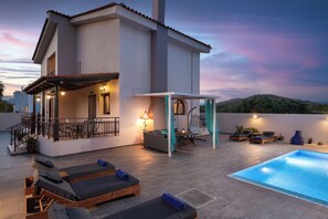 Piscina externa, espreguiçadeiras