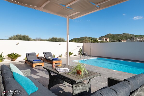 Outdoor pool, sun loungers