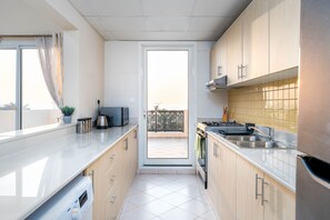 Microwave, oven, toaster, cookware/dishes/utensils - Luxury Sea View 1B Apartment in RAK (Ras Al Khaimah)