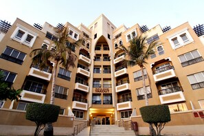 Exterior - Luxury Sea View 1B Apartment in RAK (Ras Al Khaimah)