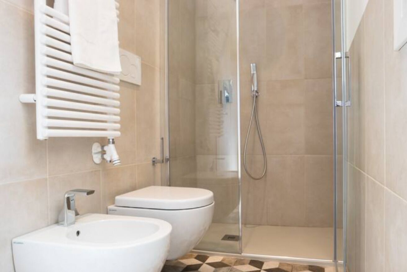 Een douche, een haardroger, een bidet, handdoeken