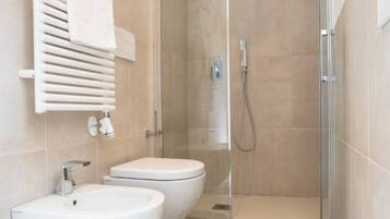 Een douche, een haardroger, een bidet, handdoeken