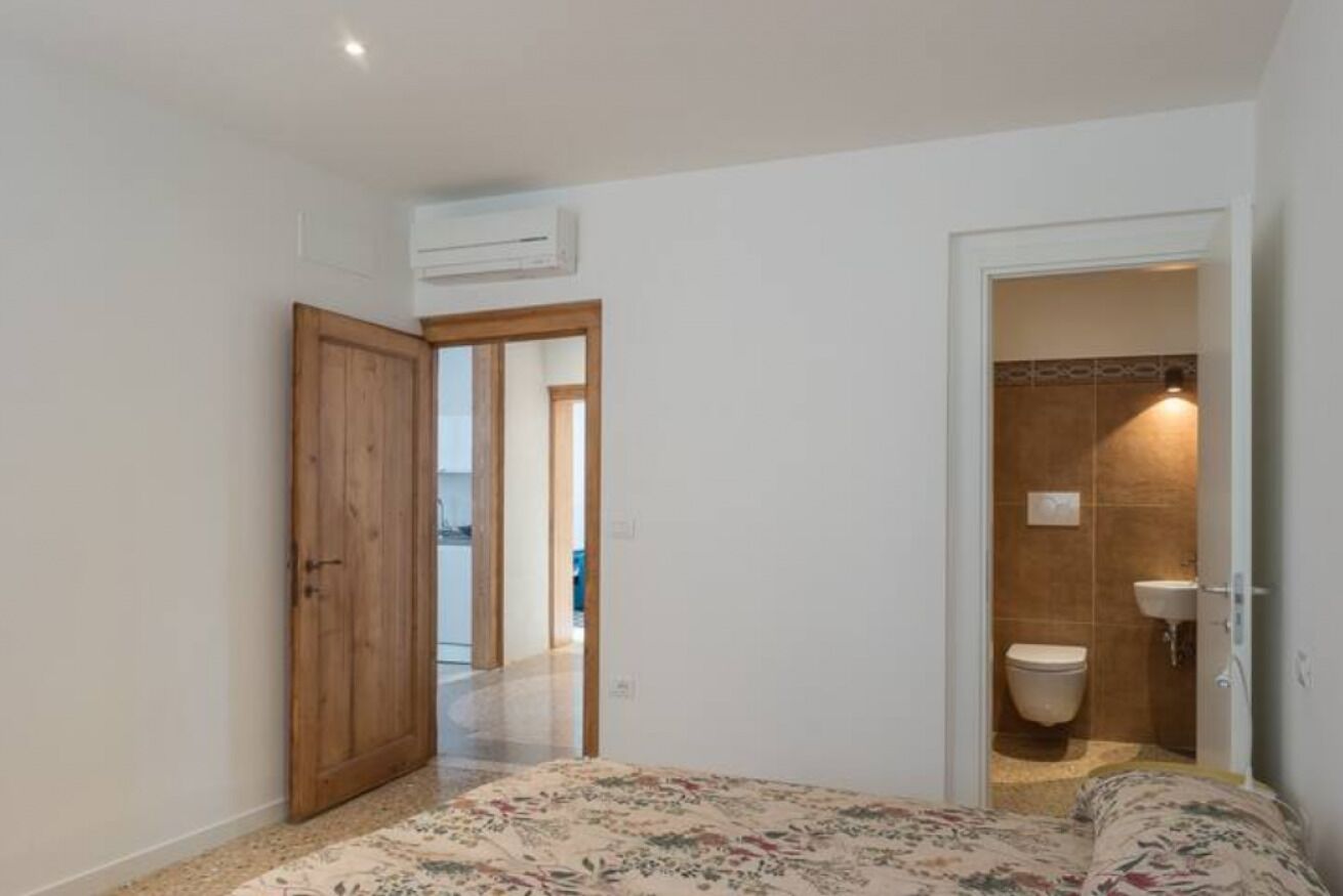 2 bedrooms, desk, iron/ironing board, WiFi