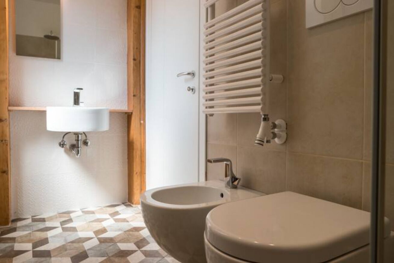 Een douche, een haardroger, een bidet, handdoeken