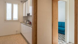 A kitchen with a window, a sink, and a countertop. - Ca Dandolo, finely refurnished  (Venice)