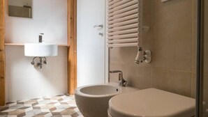 تجهيزات دش، مجففات شعر، مراحيض شطف، مناشف