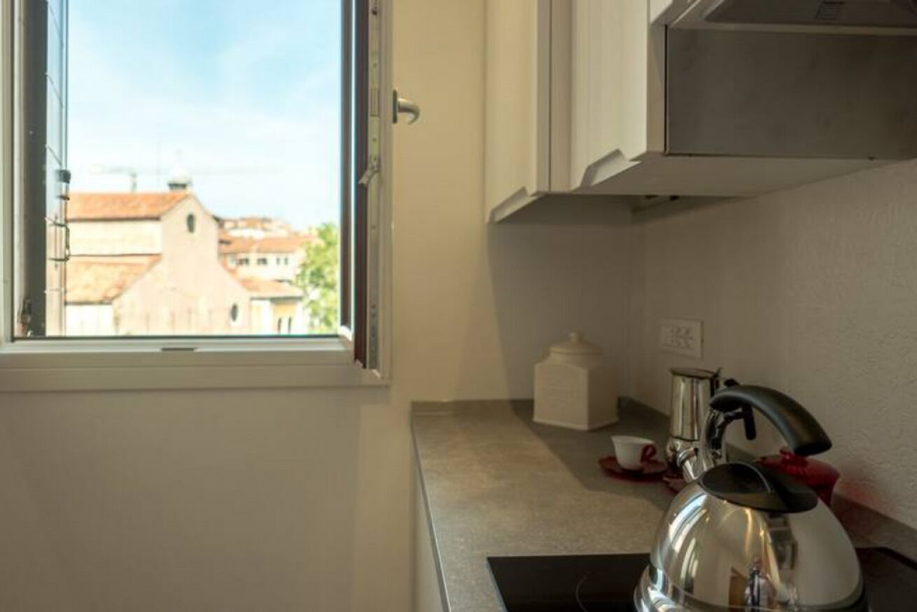 Réfrigérateur, micro-ondes, plaque de cuisson, lave-vaisselle