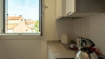 Réfrigérateur, micro-ondes, plaque de cuisson, lave-vaisselle