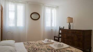 2 bedrooms, desk, iron/ironing board, WiFi