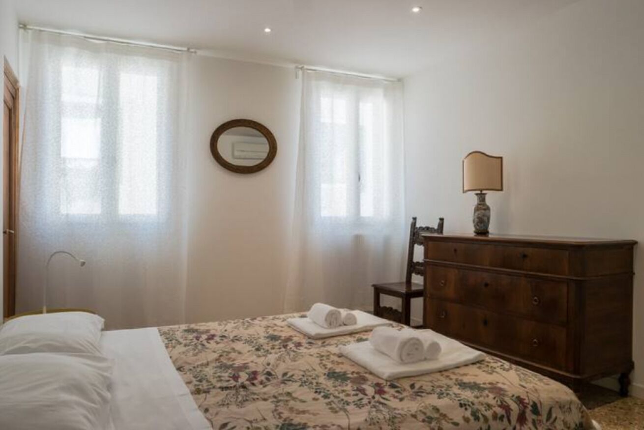 2 slaapkamers, een bureau, een strijkplank/strijkijzer, wifi