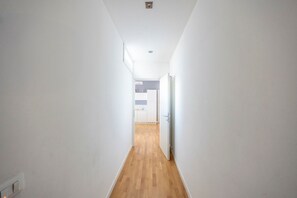 A narrow hallway with wooden flooring leading to a kitchen area. - Rialto al Manganer, apartment near Rialto Mercato (Venezia)