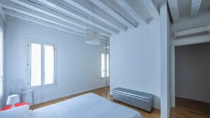 A modern bedroom with a large bed, a bench, and a wardrobe. - Rialto al Manganer, apartment near Rialto Mercato (Venezia)