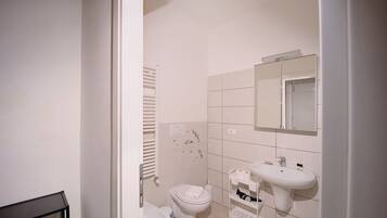 Een douche, een haardroger, een bidet, handdoeken