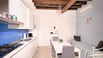 Kühlschrank, Mikrowelle, Herdplatte, Geschirrspüler