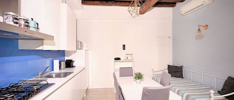 Een koelkast, een microgolfoven, een kookplaat, een vaatwasser