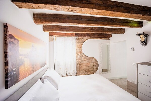 1 habitación, tabla de planchar con plancha, wifi gratis y ropa de cama