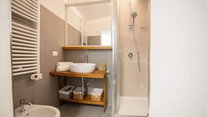 A modern bathroom with a sink, mirror, and shower. - Ca' Gritti, Castello next to Arsenale (Venezia)