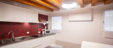 Geladeira, micro-ondas, fogão, cooktop