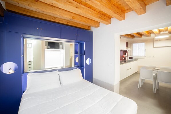 1 habitación, tabla de planchar con plancha, wifi gratis y ropa de cama