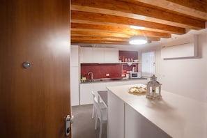 Frigorifero, microonde, forno, piano cottura