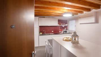 Frigorifero, microonde, forno, piano cottura