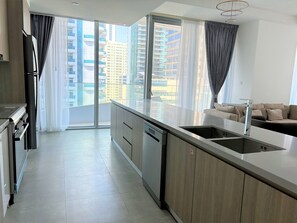 Mikrowelle, Ofen, Geschirrspüler