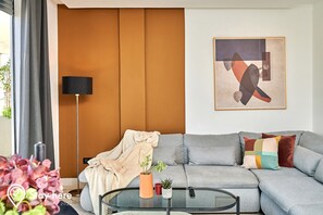 Appartement Royal | Coin séjour | TV connectée de 45 pouces avec chaînes par satellite, télévision