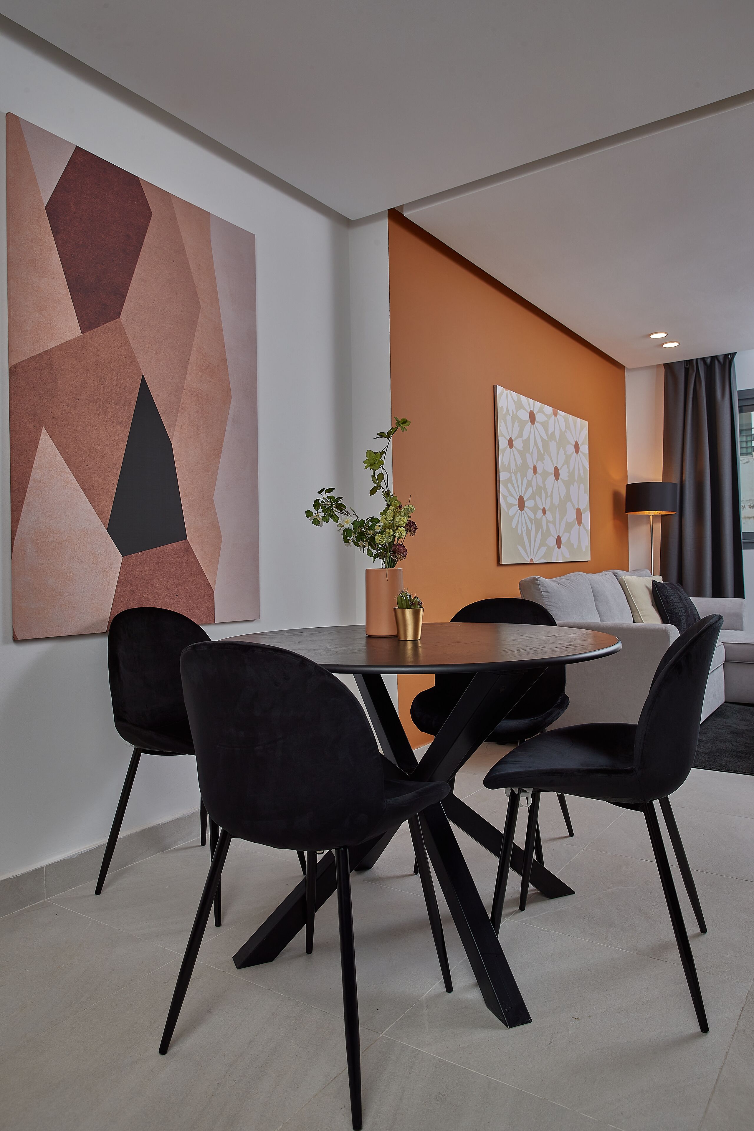 Deluxe appartement | Woonruimte | Een 45-inch smart-tv met satellietzenders en een televisie