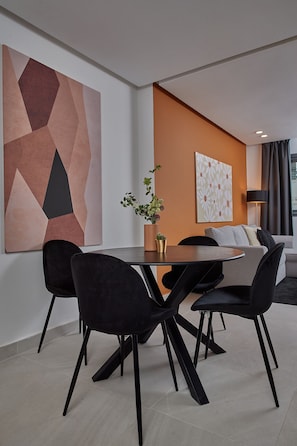 Apartamento Deluxe | Zona de estar | Smart TV de 45 pulgadas con canales por satélite, una televisión