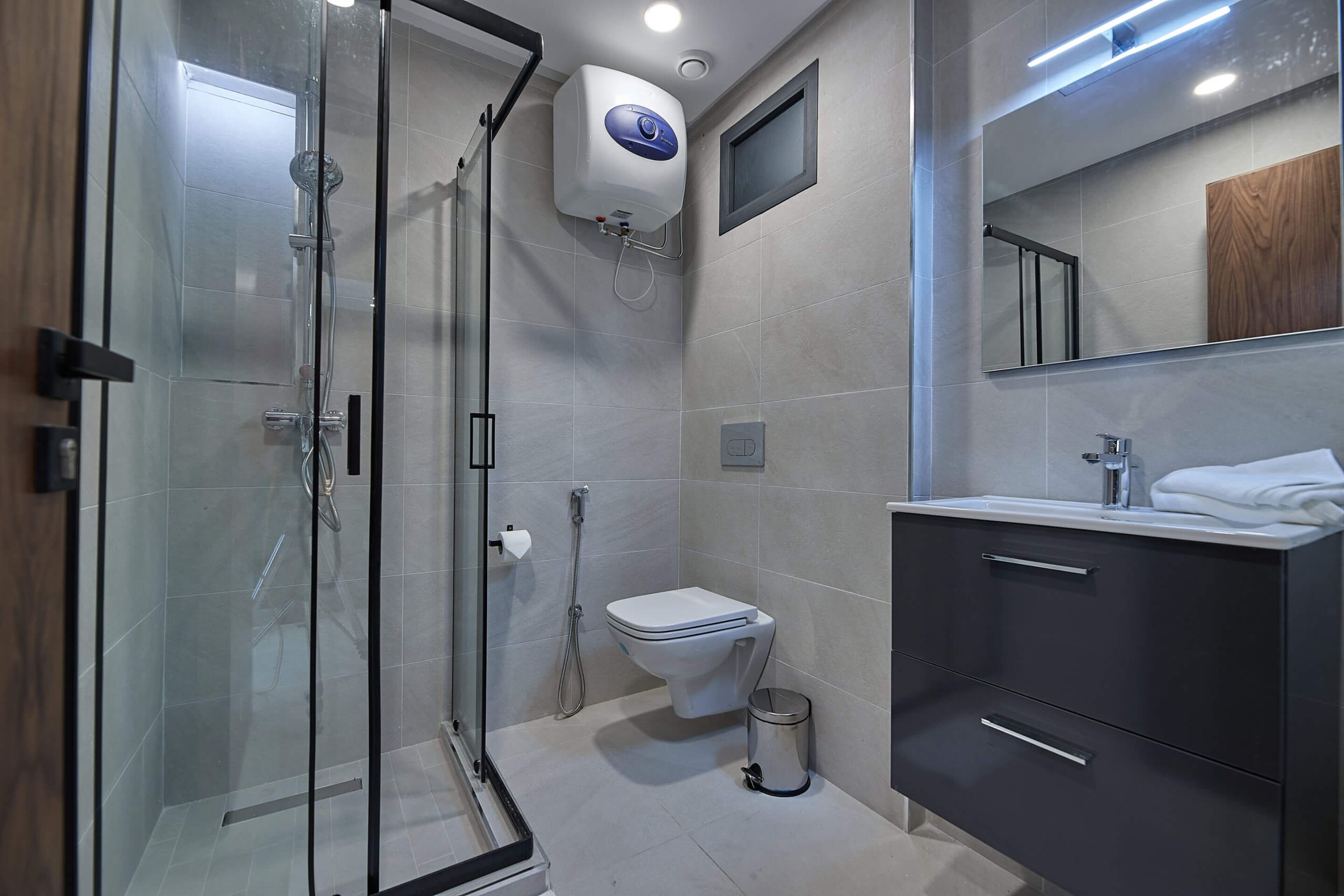 Appartement Design | Salle de bain | Douche, douche à « effet pluie », articles de toilette gratuits