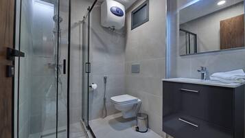 Appartement Design | Salle de bain | Douche, douche à « effet pluie », articles de toilette gratuits