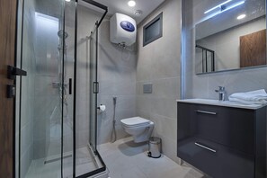 Design-Apartment | Badezimmer | Dusche, Regendusche, kostenlose Toilettenartikel, Haartrockner