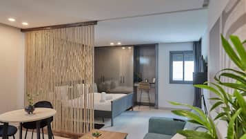 Phòng Suite Grand | 1 phòng ngủ, bộ đồ giường cao cấp, nệm có lớp đệm bông, bàn
