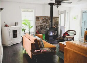 Smart-TV, Kamin, Bücher