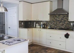 Geladeira, micro-ondas, fogão, cooktop