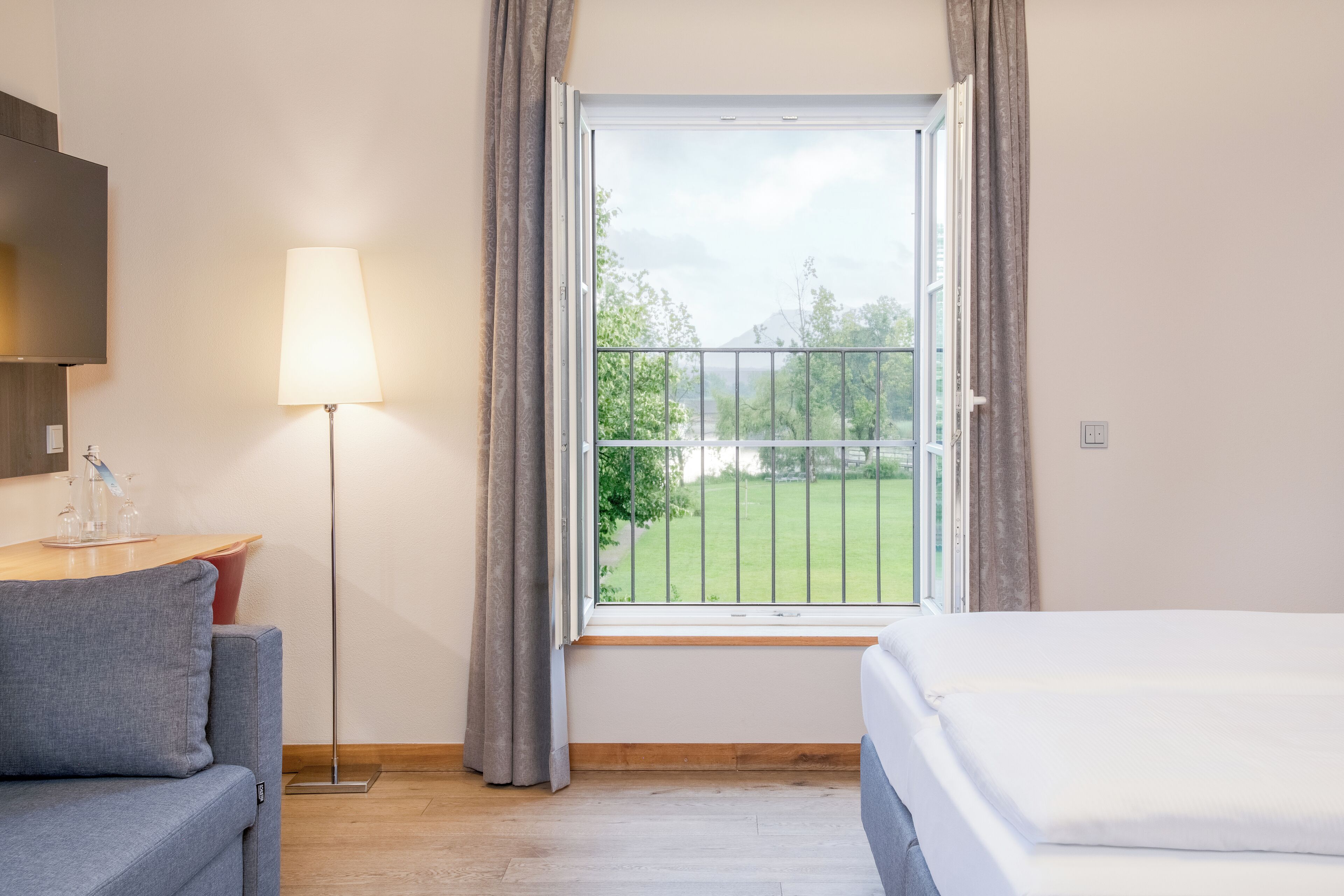 Panoramic-Doppel- oder -Zweibettzimmer | Zimmersafe, Schreibtisch, laptopgeeigneter Arbeitsplatz